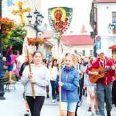 Radośnie śpiewając, wyszli na szlak.