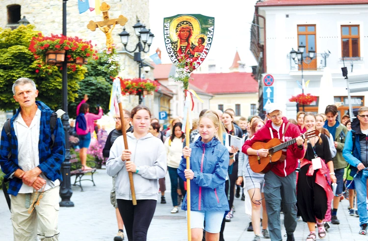 Radośnie śpiewając, wyszli na szlak.