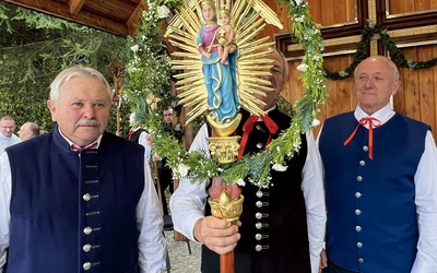 Ze starym krzyżem przybyli pątnicy z Puńcowa. 