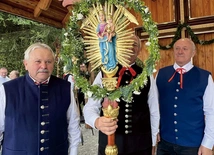 Ze starym krzyżem przybyli pątnicy z Puńcowa. 