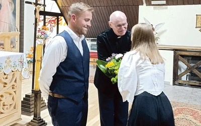 Wykonawcy koncertu przed ołtarzem.