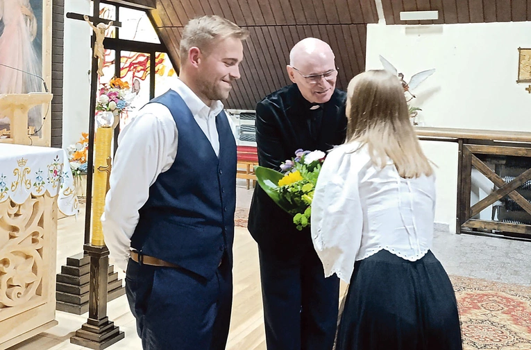 Wykonawcy koncertu przed ołtarzem.