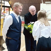 Wykonawcy koncertu przed ołtarzem.