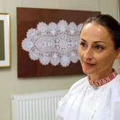  Laureatka podczas prezentacji swoich koronek w Jasienicy.