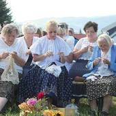 Na łące w Koniakowie nad koronkami pochyliła się cała gromada pań i dziewczyn. 
