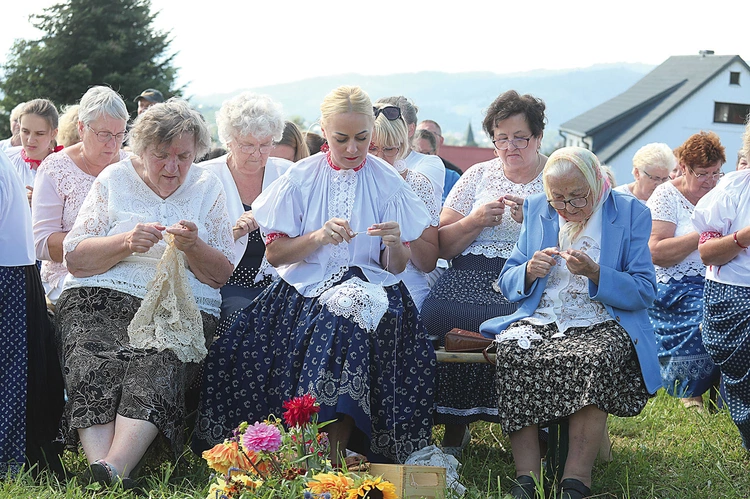 Na łące w Koniakowie nad koronkami pochyliła się cała gromada pań i dziewczyn. 