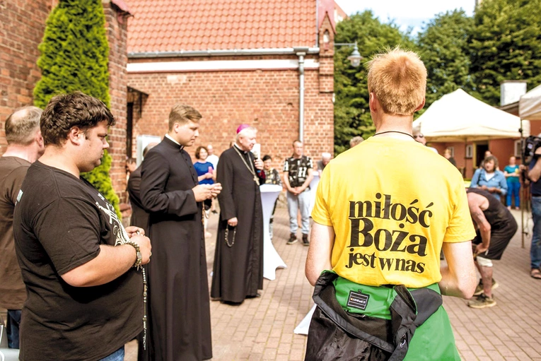 – To posługa, która uczy cierpliwości, pokory i spojrzenia na człowieka oczami Boga – podsumowuje działalność odpowiedzialny za inicjatywę ks. Damian Trzebiatowski, jałmużnik biskupi.