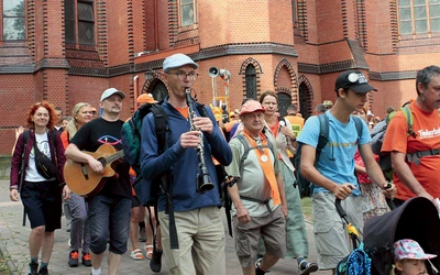 Pielgrzymi z grupy pomarańczowej zawsze wychodzą o dzień wcześniej niż główny nurt pielgrzymki 