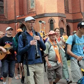 Pielgrzymi z grupy pomarańczowej zawsze wychodzą o dzień wcześniej niż główny nurt pielgrzymki 