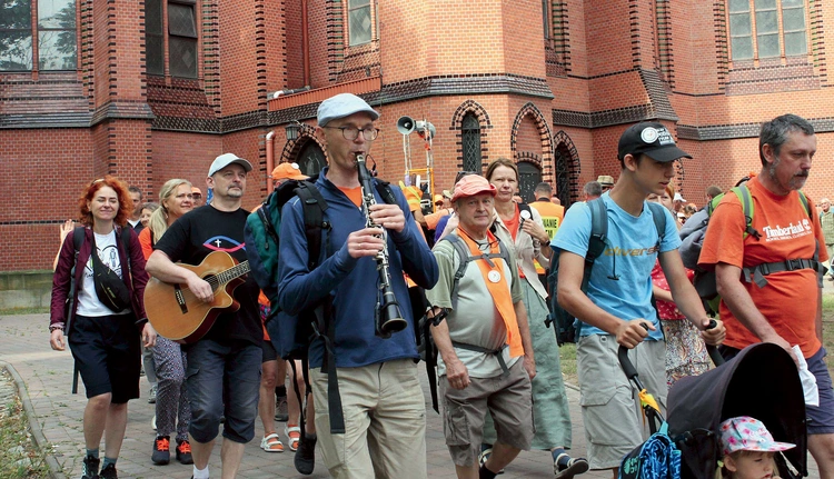 Pielgrzymi z grupy pomarańczowej zawsze wychodzą o dzień wcześniej niż główny nurt pielgrzymki 