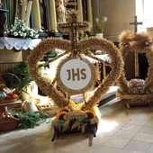  Korony żniwne  w kościele. 