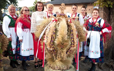 W ramach dziękczynienia wierni przygotowali wieńce dożynkowe, które potem oceniało jury.