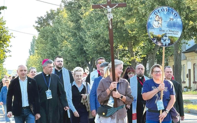 Z pielgrzymami pierwszego dnia spotkał się bp Wojciech Osial.