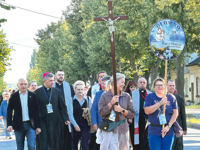 Z pielgrzymami pierwszego dnia spotkał się bp Wojciech Osial.