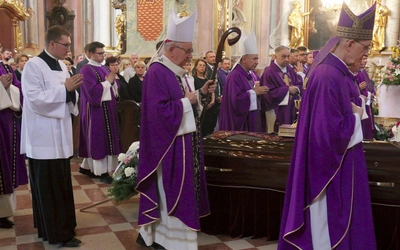 Uroczystości pogrzebowe odbyły się w katedrze. 