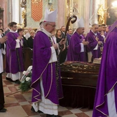 Uroczystości pogrzebowe odbyły się w katedrze. 