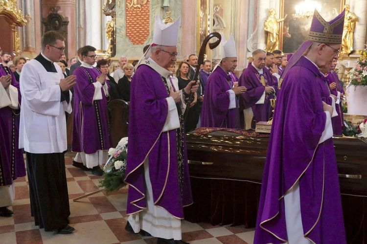 Uroczystości pogrzebowe odbyły się w katedrze. 