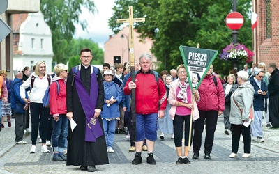 Po Mszy św. pielgrzymi wyruszyli w drogę. W Raszągu odbyło się nabożeństwo, po którym był czas na agapę.