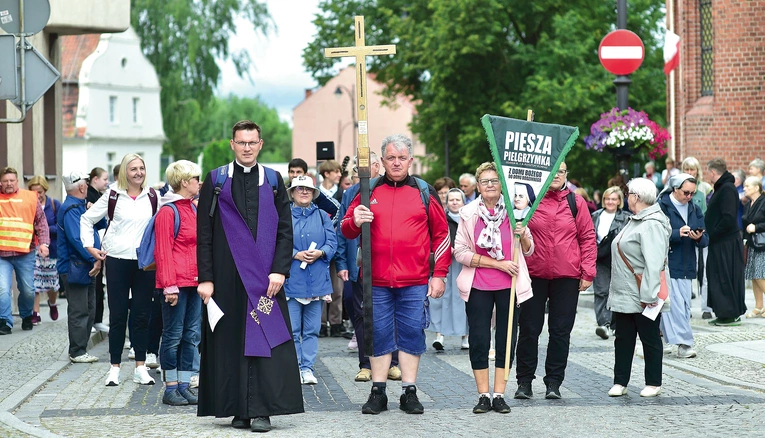 Po Mszy św. pielgrzymi wyruszyli w drogę. W Raszągu odbyło się nabożeństwo, po którym był czas na agapę.