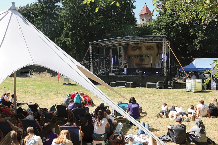Drugiego dnia wydarzenia świadectwem swojego życia podzielił się Rafał Porzeziński – dziennikarz radiowy i telewizyjny, autor oraz gospodarz m.in. programów poświęconych tematyce uzależnień i sposobom radzenia sobie z nimi.