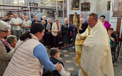 Indywidualne błogosławieństwo Najświętszym Sakramentem.