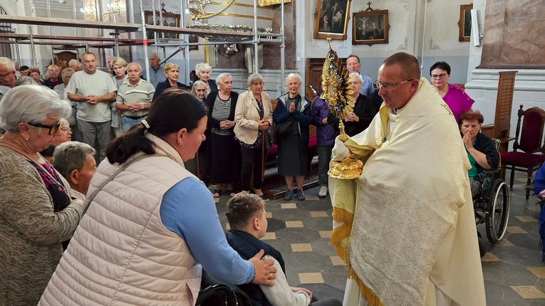 Indywidualne błogosławieństwo Najświętszym Sakramentem.