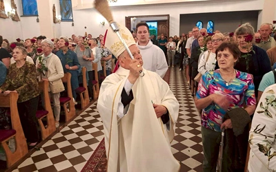 Róże pobłogosławił bp Henryk Tomasik. 