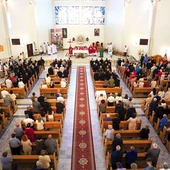 W modlitwie uczestniczyli przedstawiciele władz państwowych i samorządowych, służb mundurowych, kapłani z dekanatu, poczty sztandarowe oraz mieszkańcy miasta.