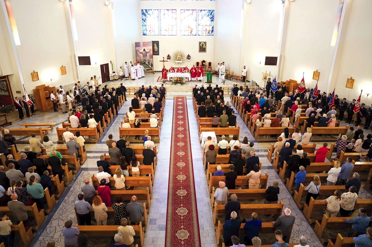 W modlitwie uczestniczyli przedstawiciele władz państwowych i samorządowych, służb mundurowych, kapłani z dekanatu, poczty sztandarowe oraz mieszkańcy miasta.