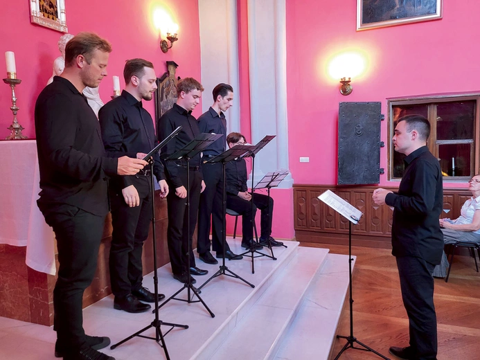 Koncert w kaplicy Zamku Tarnowskich. 