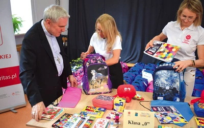 Do kompletowania wyprawek dołączył  bp Krzysztof Nitkiewicz. 