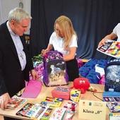 Do kompletowania wyprawek dołączył  bp Krzysztof Nitkiewicz. 