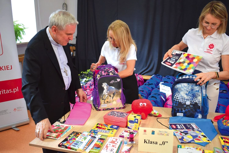 Do kompletowania wyprawek dołączył  bp Krzysztof Nitkiewicz. 