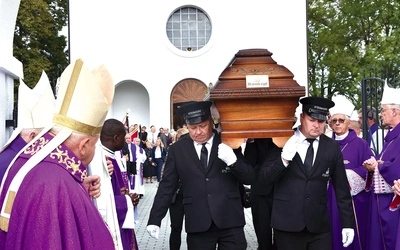 Ostatnia droga na rodzinnej ziemi.