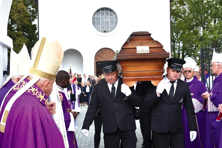 Ostatnia droga na rodzinnej ziemi.