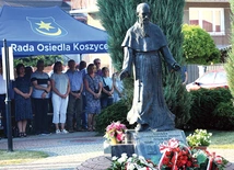 Statua świętego franciszkanina. Od czasu jej poświęcenia, każdego roku mieszkańcy gromadzą się przy niej, uczestnicząc w tym miejscu w Mszy św. 
