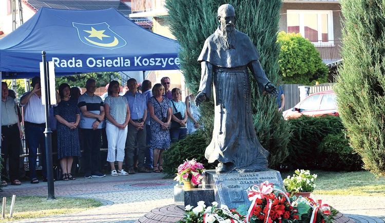 Statua świętego franciszkanina. Od czasu jej poświęcenia, każdego roku mieszkańcy gromadzą się przy niej, uczestnicząc w tym miejscu w Mszy św. 
