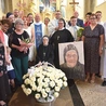 Jubilatka w otoczeniu księży, współsióstr, parafian i rodziny.
