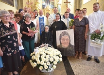 Jubilatka w otoczeniu księży, współsióstr, parafian i rodziny.