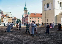 Obserwując filmowców na planie obok placu Zamkowego, z łatwością można było sobie wyobrazić jeden z warszawskich poranków około 150 lat temu.