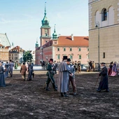 Obserwując filmowców na planie obok placu Zamkowego, z łatwością można było sobie wyobrazić jeden z warszawskich poranków około 150 lat temu.