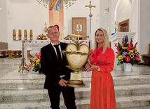 27 czerwca br., w uroczystość NSPJ, małżeństwo państwa Rośków ofiarowało parafii, jako wotum za uzdrowienie Marka, wykonane z blachy miedzianej serce. Wcześniej Gabriela modliła się  do Boskiego Serca o uratowanie męża. 