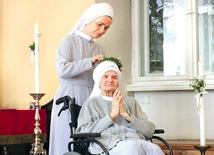 Nałożenie wianka z mirtu podczas uroczystości.