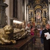 – Kaplica Mariacka nazywana jest obecnie także Milenijną – wyjaśniał ks. Paweł Cembrowicz, wskazując na elementy wystroju, które upamiętniają Milenium Chrztu Polski.