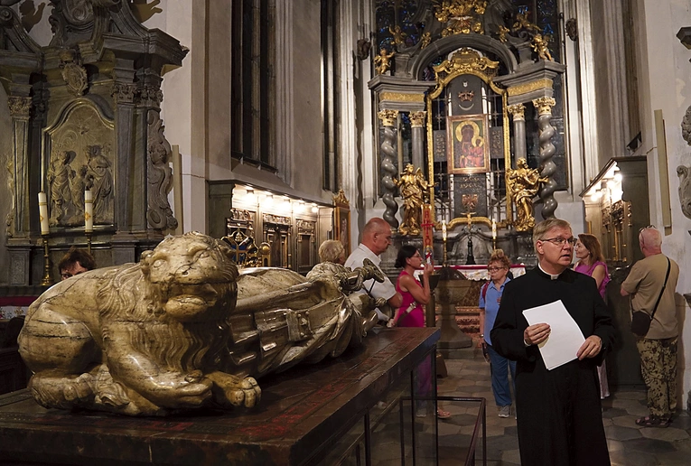 – Kaplica Mariacka nazywana jest obecnie także Milenijną – wyjaśniał ks. Paweł Cembrowicz, wskazując na elementy wystroju, które upamiętniają Milenium Chrztu Polski.