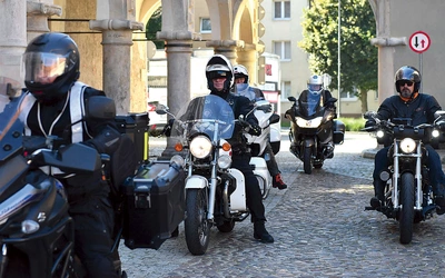 Co roku na trasę wyrusza ok. 120 osób. Wśród nich jest też kilkunastu księży z Kapłańskiego Klubu Motocyklowego God's Guards.