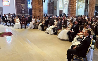 Odnowienie przysięgi małżeńskiej w Kościele katolickim najczęściej odbywa się podczas Eucharystii w Niedzielę Świętej Rodziny lub z okazji rocznicy ślubu. Oto przykład pytania, które małżonkom zadaje kapłan: „Czy chcecie coraz doskonalej miłować się wzajemnie, biorąc za wzór ofiarną miłość Chrystusa, który oddał za nas swoje życie?”.