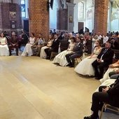 Odnowienie przysięgi małżeńskiej w Kościele katolickim najczęściej odbywa się podczas Eucharystii w Niedzielę Świętej Rodziny lub z okazji rocznicy ślubu. Oto przykład pytania, które małżonkom zadaje kapłan: „Czy chcecie coraz doskonalej miłować się wzajemnie, biorąc za wzór ofiarną miłość Chrystusa, który oddał za nas swoje życie?”.