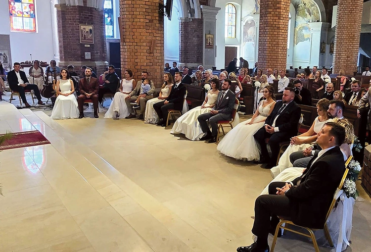 Odnowienie przysięgi małżeńskiej w Kościele katolickim najczęściej odbywa się podczas Eucharystii w Niedzielę Świętej Rodziny lub z okazji rocznicy ślubu. Oto przykład pytania, które małżonkom zadaje kapłan: „Czy chcecie coraz doskonalej miłować się wzajemnie, biorąc za wzór ofiarną miłość Chrystusa, który oddał za nas swoje życie?”.