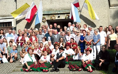 Jubileusz rozpoczęto od podziękowania Bogu. Nie mogło też zabraknąć wspólnego zdjęcia.